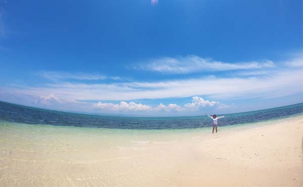 ソルパ島のビーチを満喫している女性