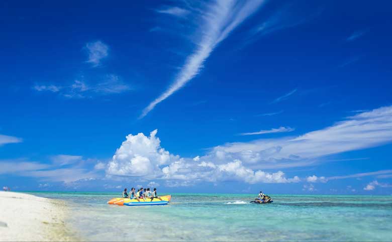 カランガマン島唯一のアクティビティはバナナボート