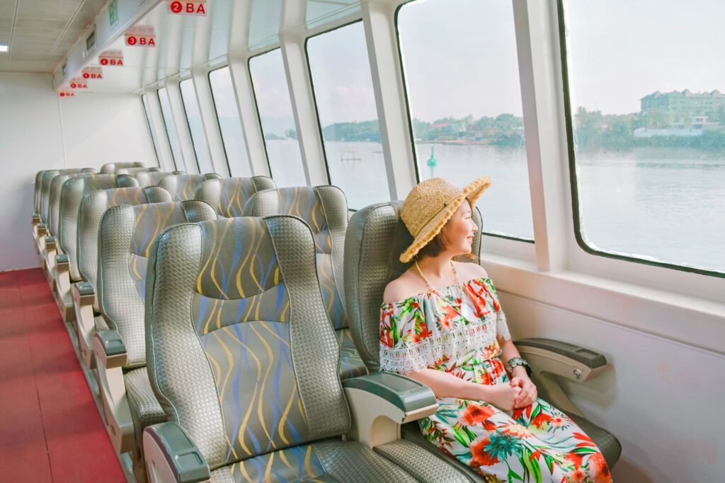 高速フェリーの船内