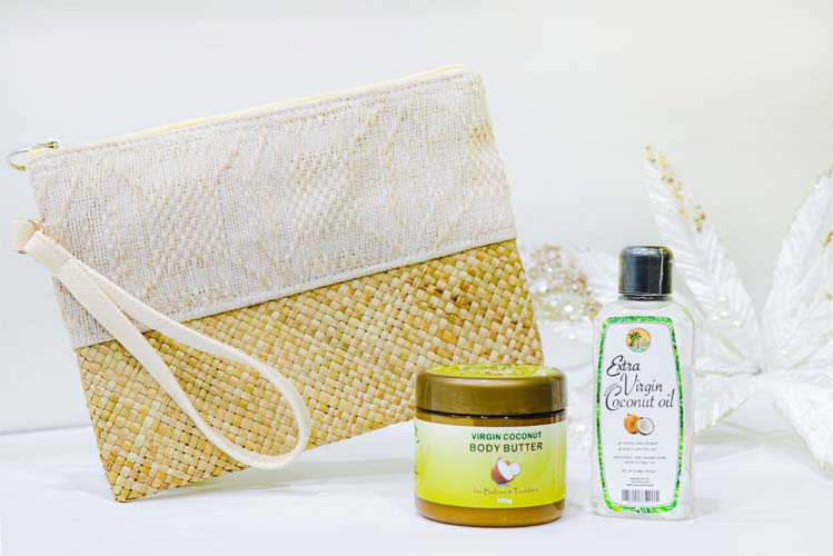 麦わら素材を使ったハンドメイドポーチ