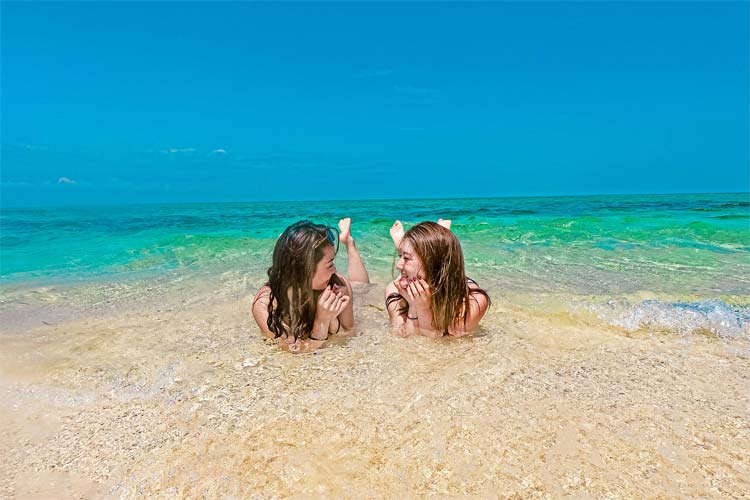 ビーチに寝そべっている女性