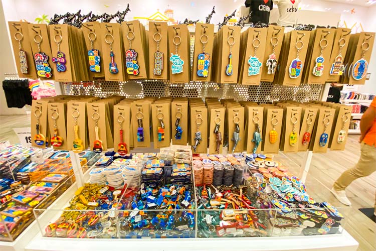 Islands souvenirs内のキーホルダー