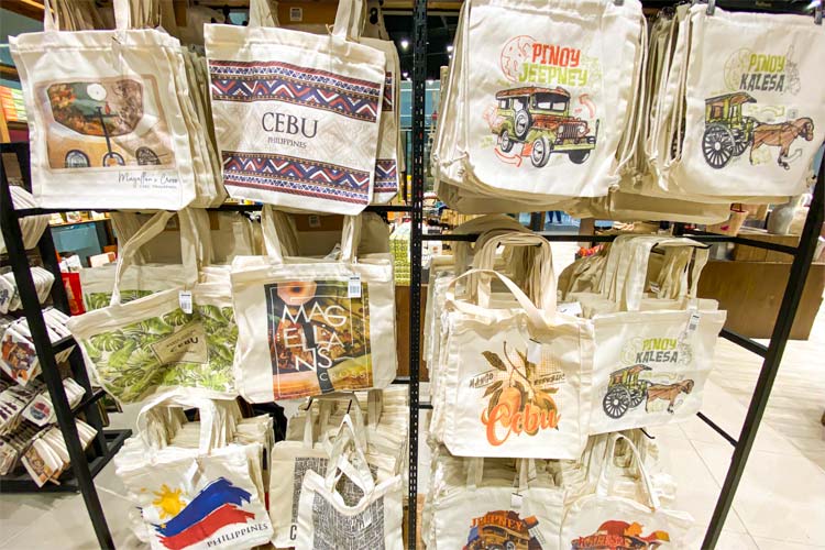 KULTURA内のトートバック売り場