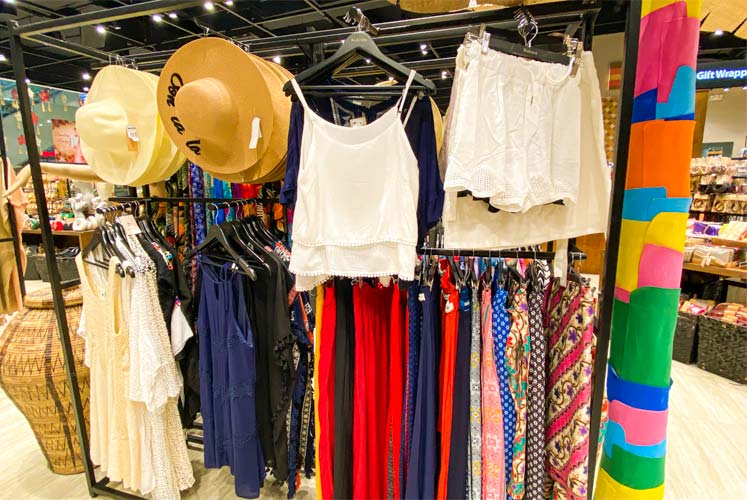 KULTURA内の洋服売り場