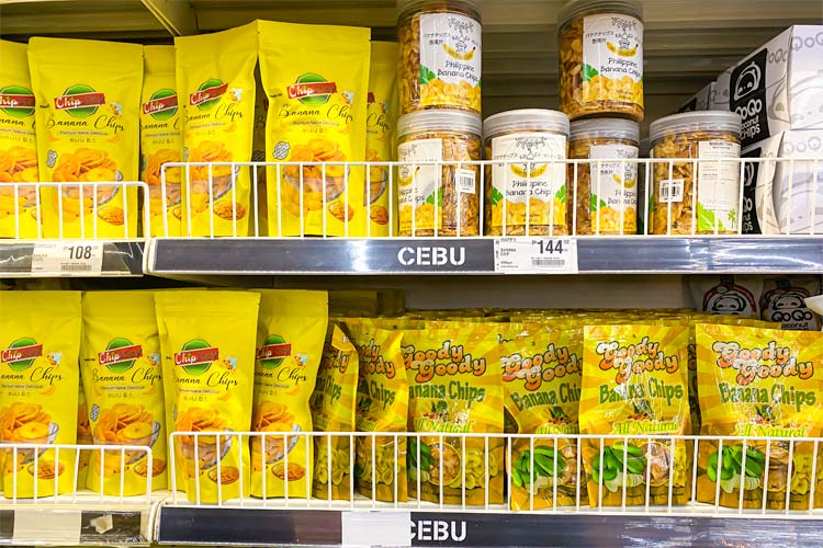 スーパーマーケット内のバナナチップス