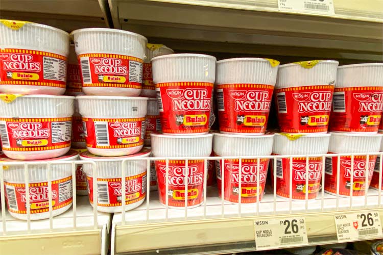 スーパーマーケット内のカップヌードル
