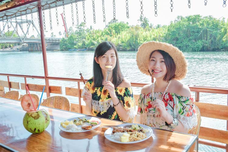 ロボック川でクルーズランチ