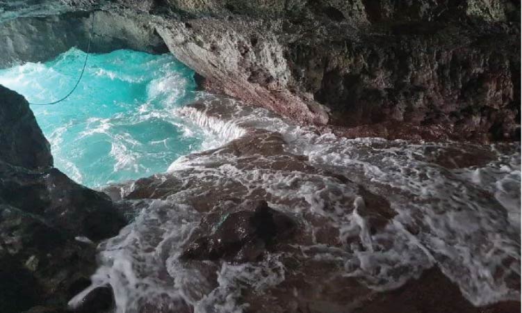 くり抜かれた洞窟の中に海水が入ってきている様子