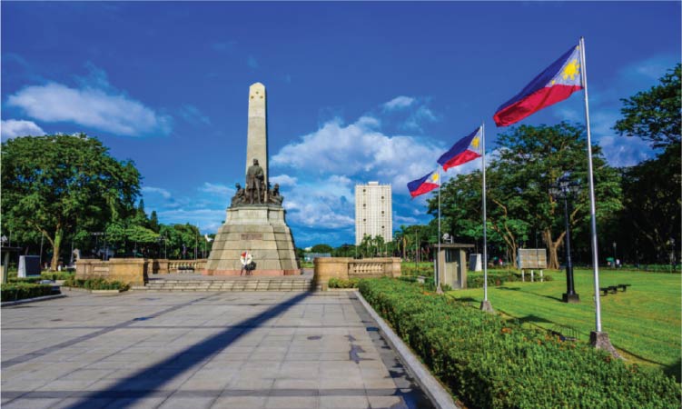 フィリピンの国民的英雄ホセ・リサールを記念するモニュメントとフィリピン国旗