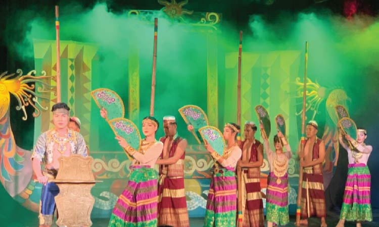 フィリピンの伝統芸能　バンブーダンスのステージ
緑色の照明を背景に、バンブーダンスで使用する丈の棒を運んでいる