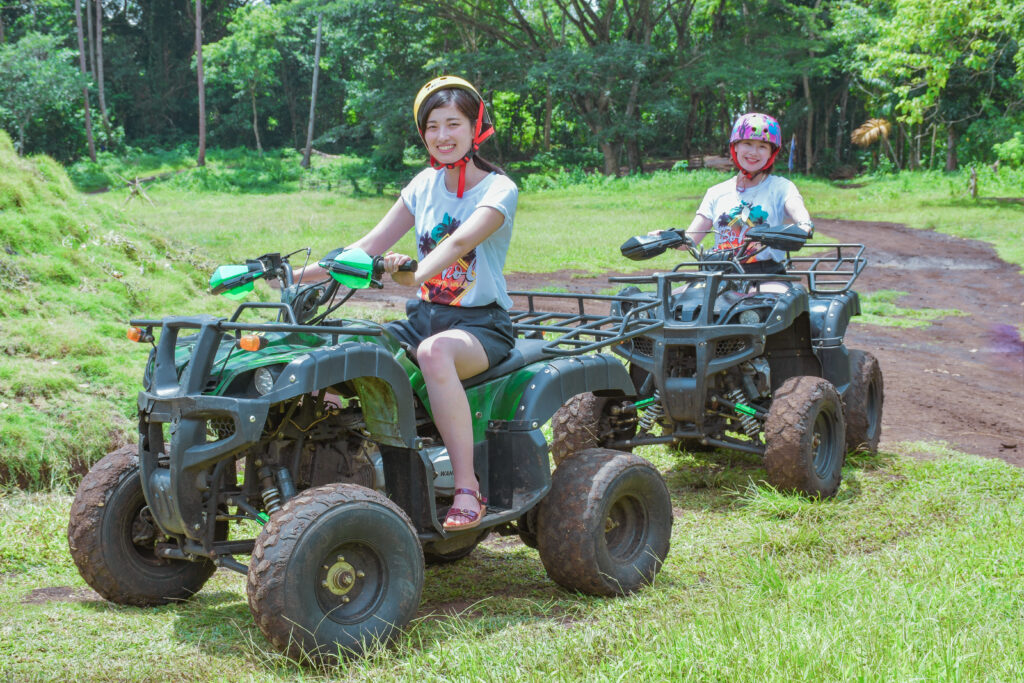 ATV(四輪バギー)に乗る女性2人