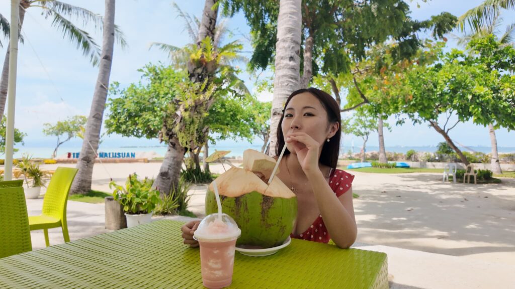 ナルスアン島でココナッツジュース