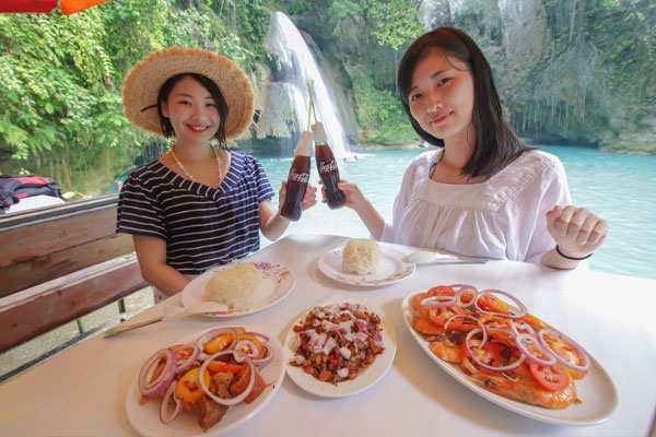 滝の麓でランチタイム