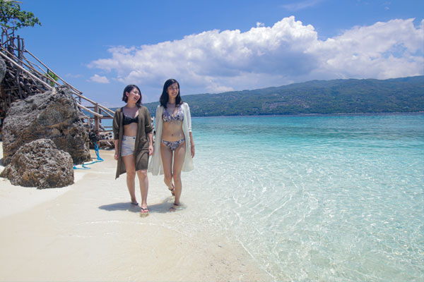 スミロン島のビーチを歩く女性2人