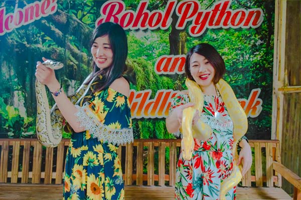 巨大ヘビとの記念撮影