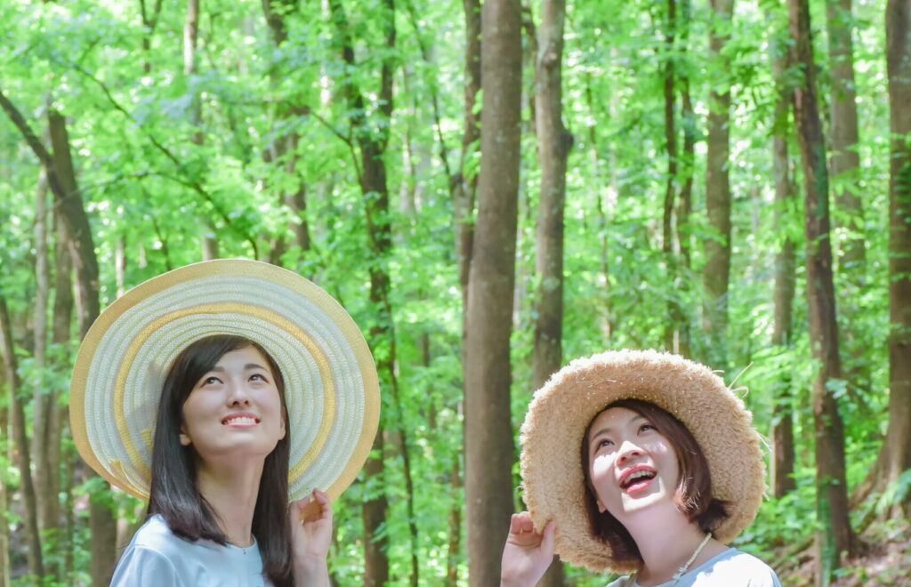 マンメイドフォレストで見上げる性2人