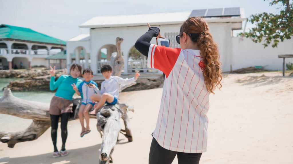 パンダノン島の映えスポットにて親子三人で写真撮影