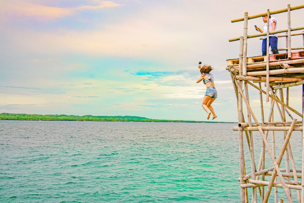 バンタヤン島のジャンプ台からジャンプする女性