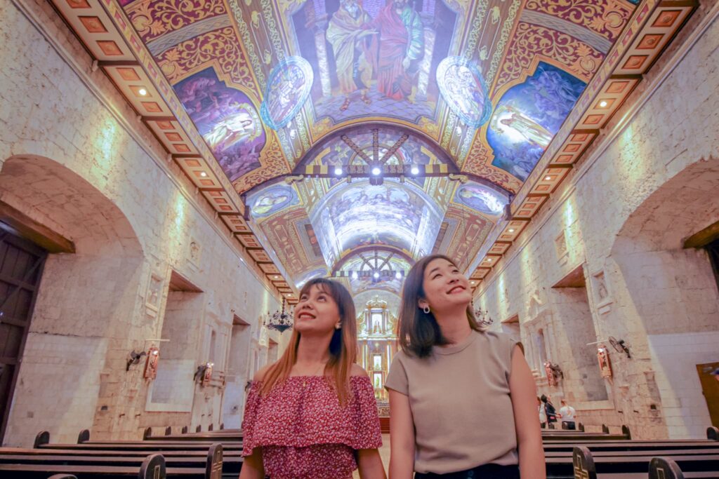 ピーター＆ポール教会内部を見上げる女性2人