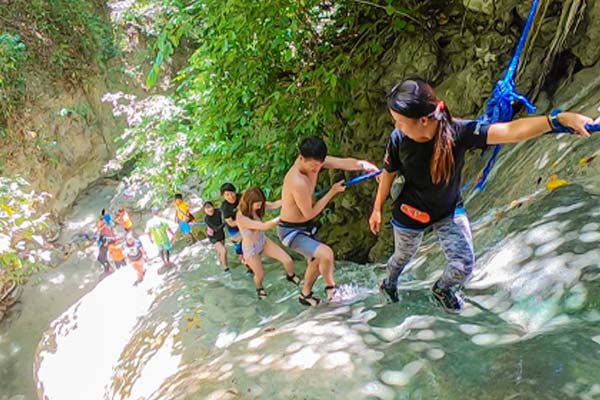 アギニッド滝で崖登り