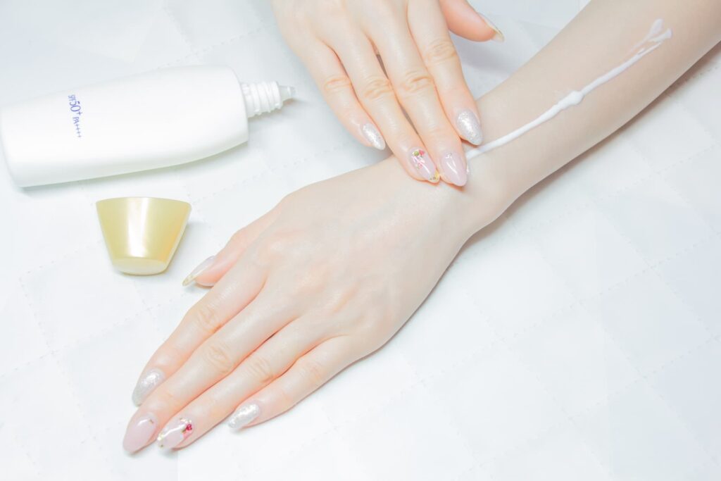 日焼け止めを塗る腕