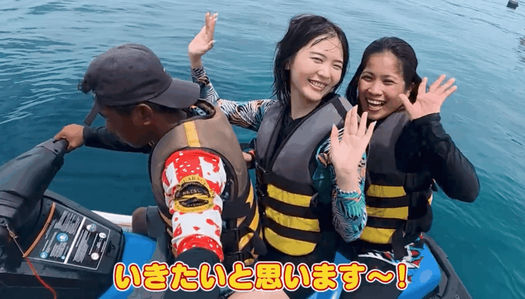 ジェットスキーに乗る女性