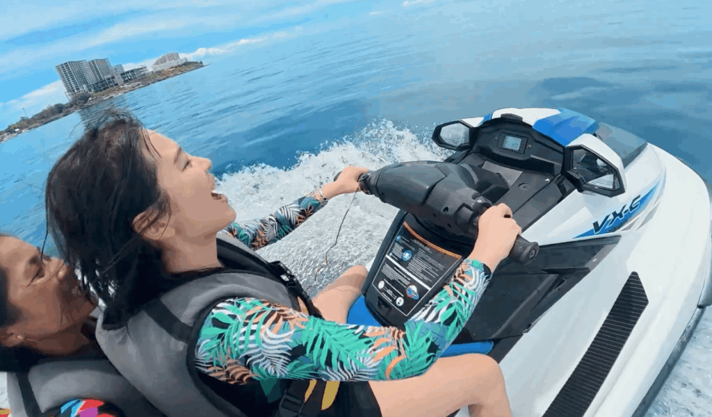 セブ島の海でジェットスキーを操縦する女性