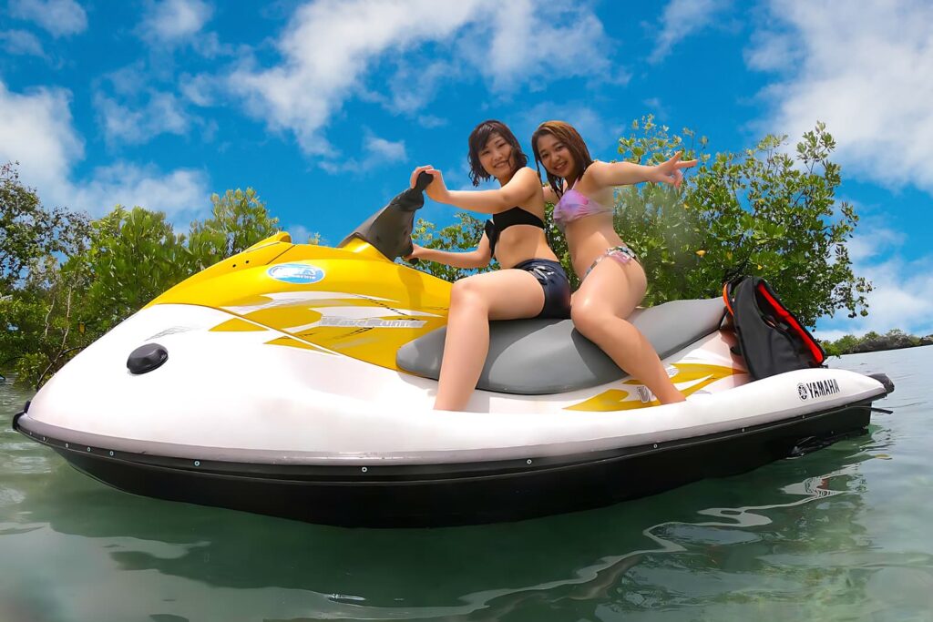 青い海でジェットスキーを楽しむ2人の女性